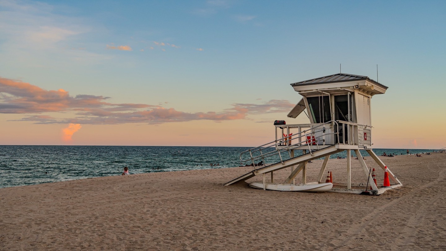 Une plage paisible et un poste de sauveteur au coucher du soleil.